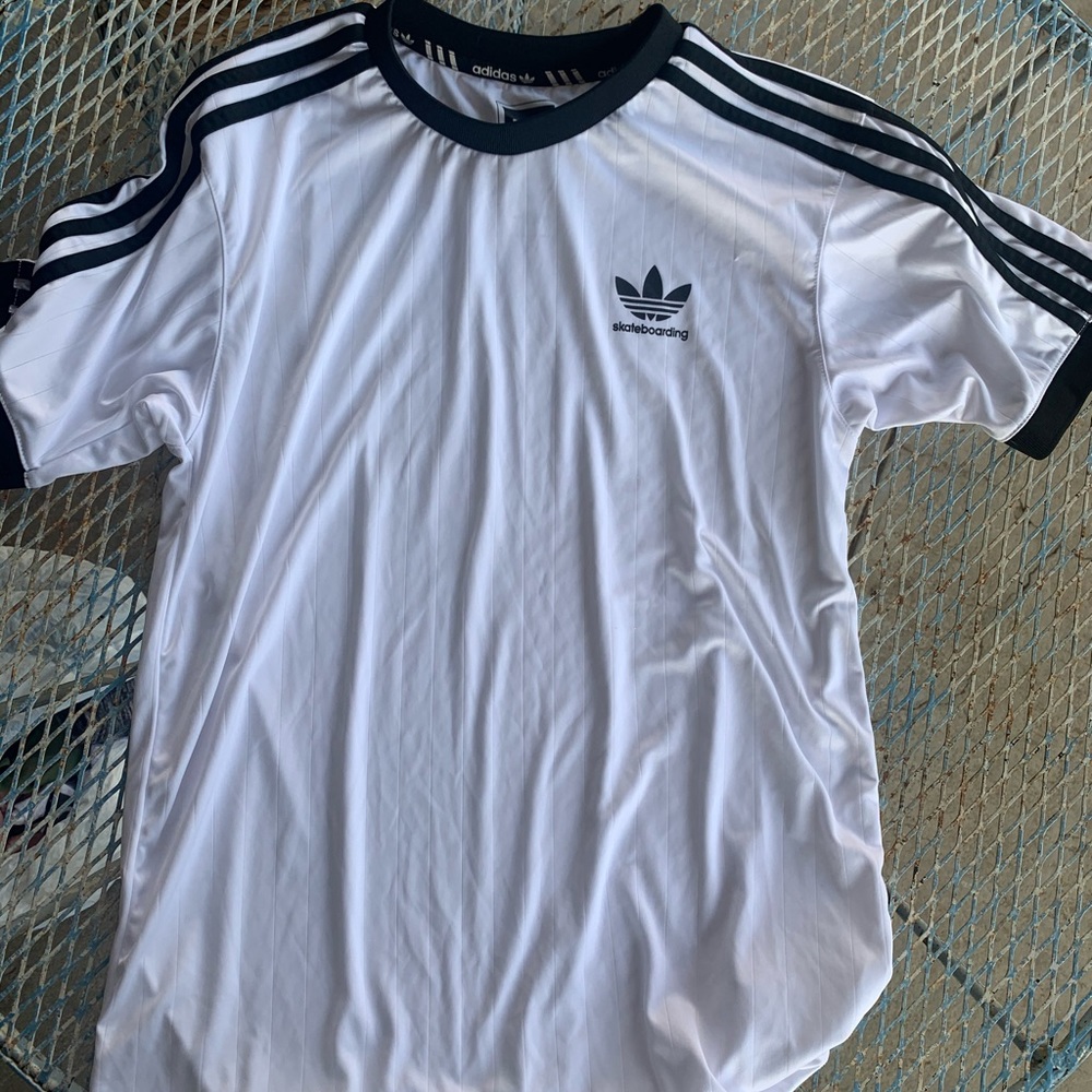 Men’s adidas skateboarding shirt size small